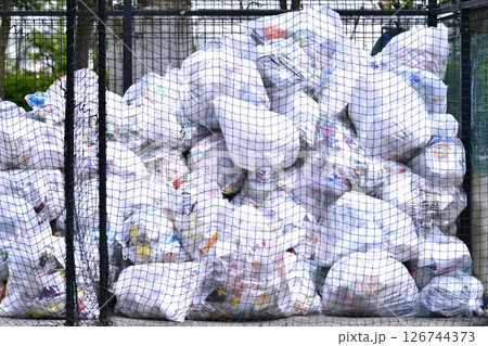 日本の横浜都市景観 5月。プラスチック製容器包装の収集日。街中で見かけた山積みになっているゴミ集積場 日本の横浜都市景観 5月。プラスチック製容器包装の収集日。街中で見かけた山積みになっているゴミ集積場 126744373