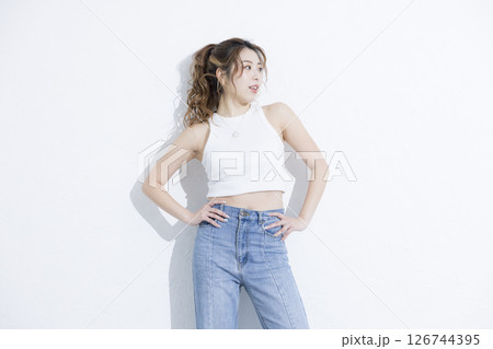 デニムの女性 126744395