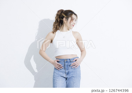 デニムの女性 デニムの女性 126744396