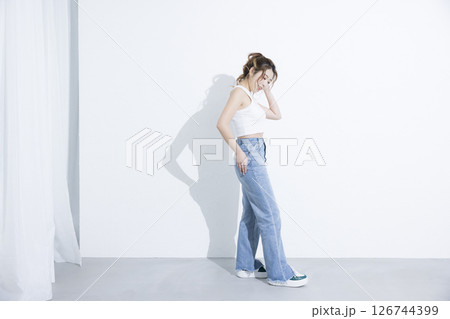 デニムの女性 126744399