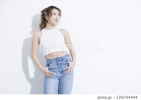 デニムの女性 デニムの女性 126744404