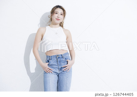 デニムの女性 デニムの女性 126744405