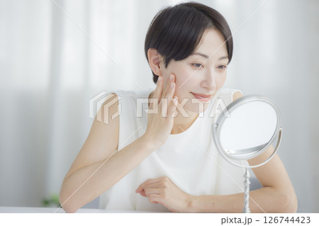 鏡を見る女性女性 126744423