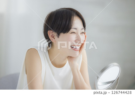 鏡を見る女性女性 126744428