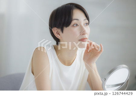 鏡を見る女性女性 鏡を見る女性女性 126744429