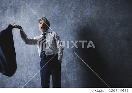 スーツを着た男性 スーツを着た男性 126744451