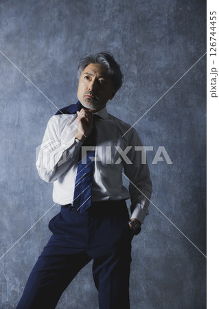 スーツを着た男性  126744455