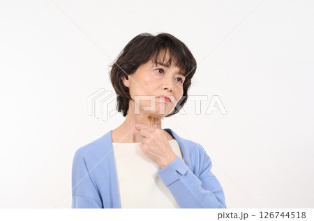 のどの痛みに悩むシニア女性 のどの痛みに悩むシニア女性 126744518