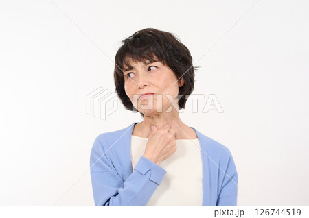のどの痛みに悩むシニア女性 のどの痛みに悩むシニア女性 126744519