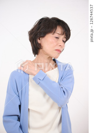 肩の痛みに悩むシニア女性 126744537