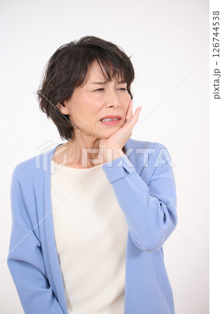 歯の痛みに悩むシニア女性 126744538