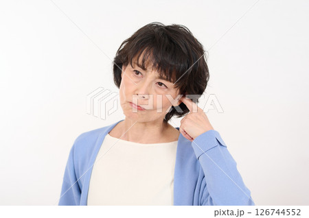 耳の違和感に悩むシニア女性 126744552