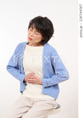 お腹の痛みに悩むシニア女性 126744567