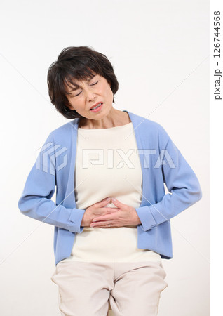 お腹の痛みに悩むシニア女性 126744568