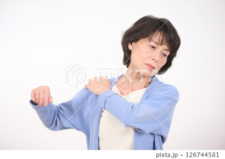 肩の痛みに悩むシニア女性 肩の痛みに悩むシニア女性 126744581