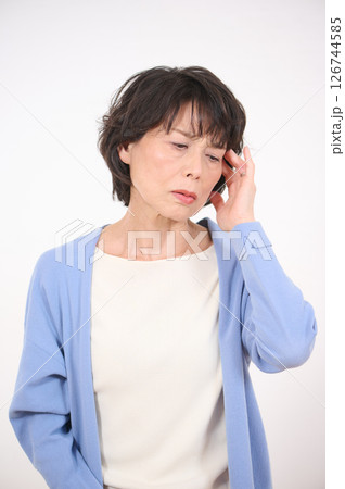 頭の痛みに悩むシニア女性 126744585