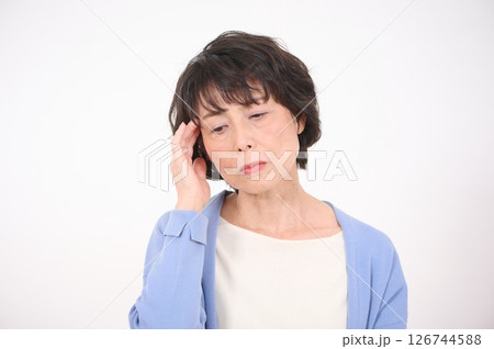 頭の痛みに悩むシニア女性 126744588