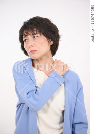 肩の痛みに悩むシニア女性 肩の痛みに悩むシニア女性 126744599