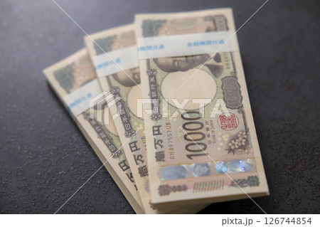 新札の札束 新札の札束 126744854