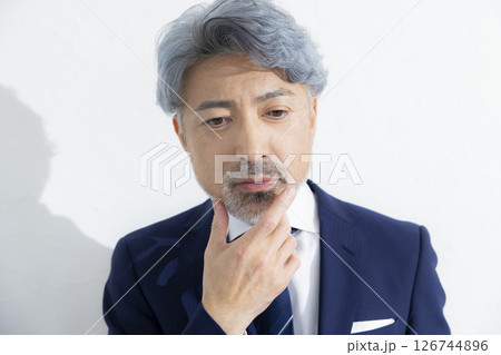 スーツのイケオジ スーツのイケオジ 126744896