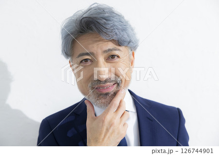 スーツのイケオジ　 126744901