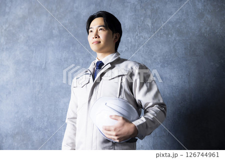腕組みをする作業服の男性 腕組みをする作業服の男性 126744961
