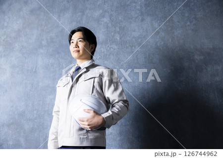 腕組みをする作業服の男性 126744962