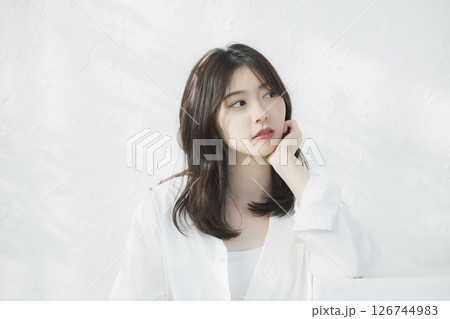 リビングでくつろぐ若い女性 126744983