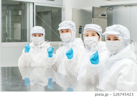 防護服,クリーンウェアを着る製造工場で働くスタッフの男女 防護服,クリーンウェアを着る製造工場で働くスタッフの男女 126745423