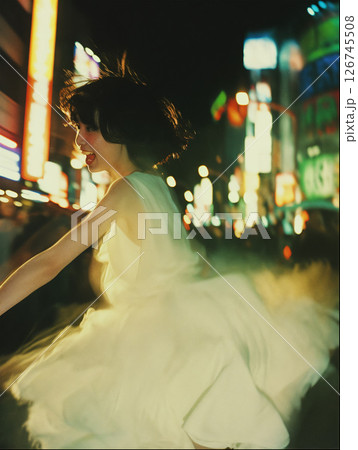 都会の街で踊る女性 126745508