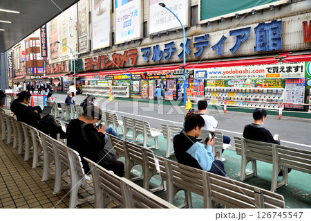 新宿西口のカメラ屋前ベンチで休む人々 126745547