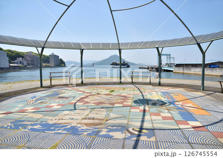 広島港の公園のモニュメントと休憩スポット 126745554