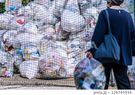 日本の横浜都市景観 5月。プラスチック製容器包装の収集日。街中で見かけた山積みになっているゴミ集積場 日本の横浜都市景観 5月。プラスチック製容器包装の収集日。街中で見かけた山積みになっているゴミ集積場 126745934