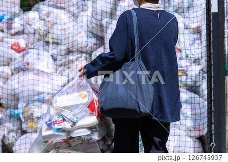 日本の横浜都市景観 5月。プラスチック製容器包装の収集日。街中で見かけた山積みになっているゴミ集積場 日本の横浜都市景観 5月。プラスチック製容器包装の収集日。街中で見かけた山積みになっているゴミ集積場 126745937