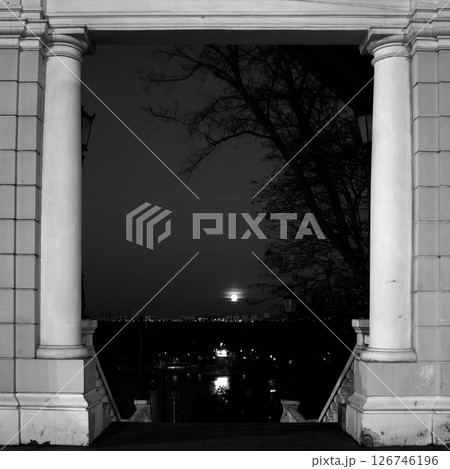 full moon, moon disk  126746196