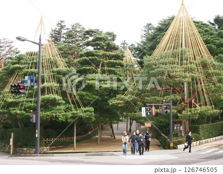 石川県金沢市の兼六園の真弓坂口 石川県金沢市の兼六園の真弓坂口 126746505