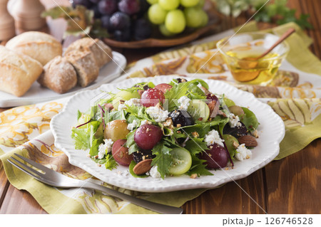 ぶどうとカッテージチーズのサラダ 126746528