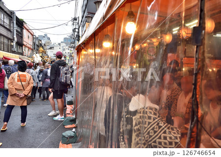 雨除けのビニールシートを張った呑み屋が並ぶホッピー通り 126746654