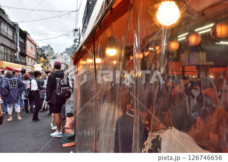 雨除けのビニールシートを張った呑み屋が並ぶホッピー通り 126746656