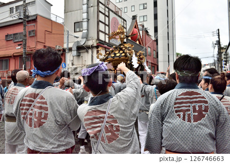 三社祭の神輿が浅草を練り歩く風景 126746663