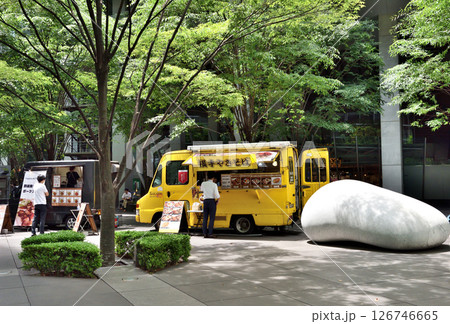新緑に包まれた東京国際フォーラム中庭に出店するキッチンカー 新緑に包まれた東京国際フォーラム中庭に出店するキッチンカー 126746665