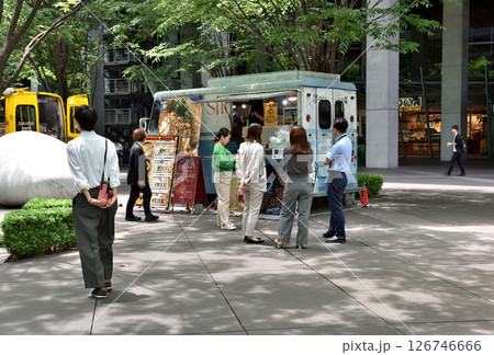 新緑に包まれた東京国際フォーラム中庭に出店するキッチンカー 126746666