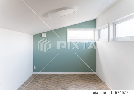 片流れ屋根の小屋裏の部屋 126746772