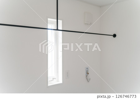 ランドリールームに設置したランドリーパイプ 126746773