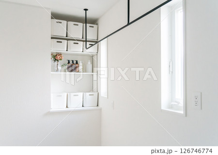 ランドリールームの収納棚 126746774