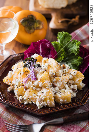 柿とカッテージチーズのサラダ 126746928