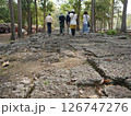 東南アジアの遺跡の石畳を歩く 126747276