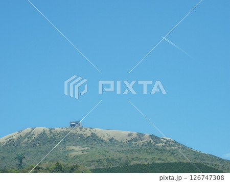 箱根　駒ヶ岳　快晴の空に浮かぶ飛行機雲 126747308