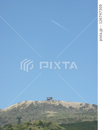 箱根　駒ヶ岳　快晴の空に浮かぶ飛行機雲 126747309