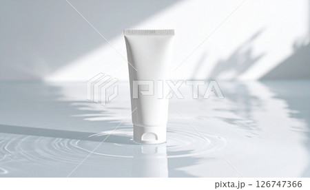 夏に映える白い容器:クリアな水辺の美容製品サンプル 夏に映える白い容器:クリアな水辺の美容製品サンプル 126747366